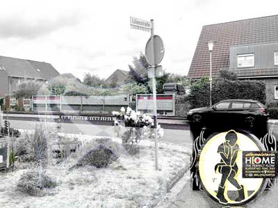 Komplettes Grundstueck aus der Sicht von der Strasse